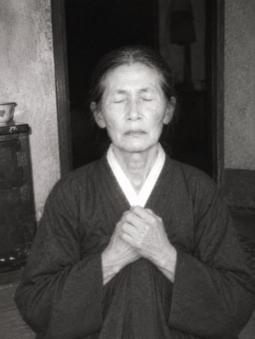 눈을 감고 손을 모은 명통보살